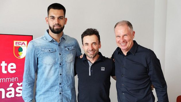Tomáš Koubek s manažerem Viktorem Kolářem (uprostřed) a Stefanem Reuterem, generálním manažerem FC Augsburg. Tomáš Koubek s manažerem Viktorem Kolářem (uprostřed) a Stefanem Reuterem, generálním manažerem FC Augsburg.