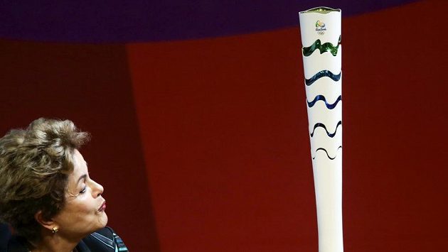Prezidentka Brazílie Dilma Rousseffová pozoruje pochodeň pro olympijské hry v Rio de Janeiro. Prezidentka Brazílie Dilma Rousseffová pozoruje pochodeň pro olympijské hry v Rio de Janeiro.