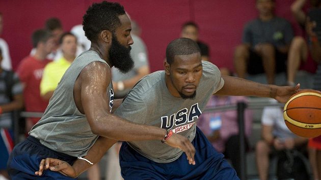 Kevin Durant (vpravo) při tréninkovém kempu před MS v souboji s Jamesem Hardenem. Kevin Durant (vpravo) při tréninkovém kempu před MS v souboji s Jamesem Hardenem.