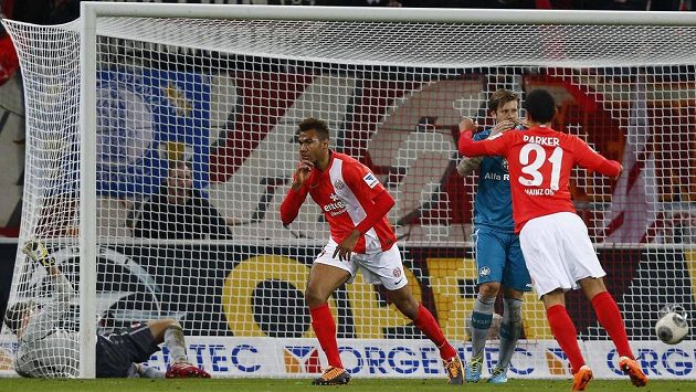 Erik-Maxim Choupo Moting (druhý zprava) slaví gól proti Eintrachtu Frankfurt. Erik-Maxim Choupo Moting (druhý zprava) slaví gól proti Eintrachtu Frankfurt.