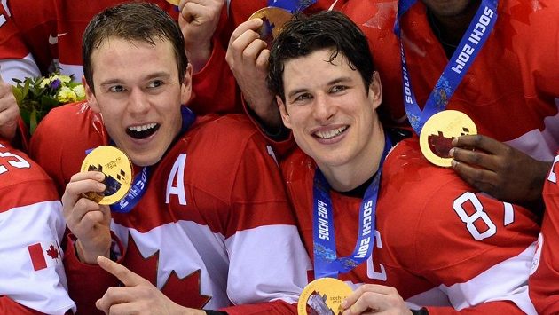 Kanaďané Jonathan Toews (vlevo) a Sidney Crosby s olympijských zlatem z her 2014 v Soči. Jeví se velmi nadějně, že by borci z NHL mohli hrát i na ZOH 2022 v Pekingu. Kanaďané Jonathan Toews (vlevo) a Sidney Crosby s olympijských zlatem z her 2014 v Soči. Jeví se velmi nadějně, že by borci z NHL mohli hrát i na ZOH 2022 v Pekingu.