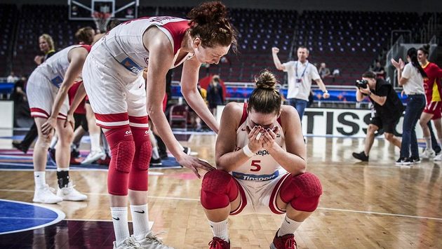 Romana Hejdová (vpravo) prohru s Černou Horou a konec ve skupině oplakala. Utěšuje ji Tereza Krakovičová. Romana Hejdová (vpravo) prohru s Černou Horou a konec ve skupině oplakala. Utěšuje ji Tereza Krakovičová.
