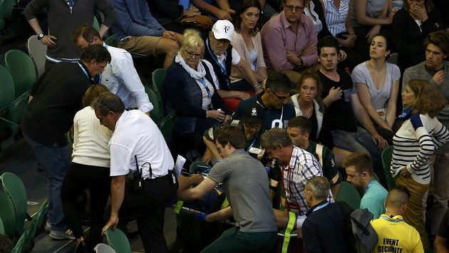Nepříjemná situace v Areně Roda Lavera. Trenér Any Ivanovičové Nigel Sears zkolaboval a musel být převezen do nemocnice. Nepříjemná situace v Areně Roda Lavera. Trenér Any Ivanovičové Nigel Sears zkolaboval a musel být převezen do nemocnice.