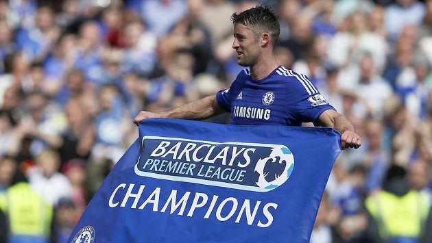 Fotbalista Chelsea Gary Cahill s vlajkou pro nové šampióny Premier League. Fotbalista Chelsea Gary Cahill s vlajkou pro nové šampióny Premier League.
