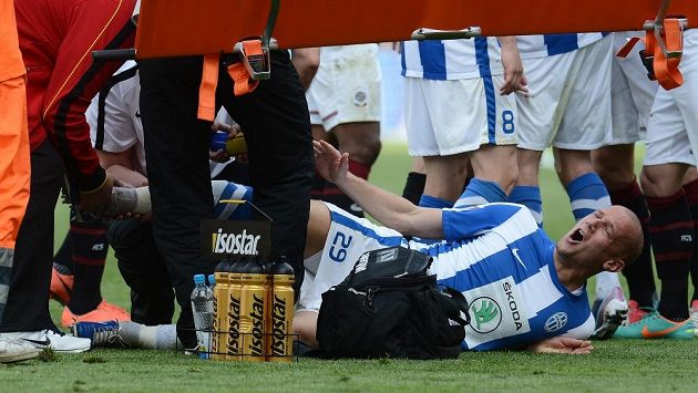 Boleslavský obránce Radek Dosoudil se svíjí na zemi po ošklivém zákroku od Sparťana Kweukeho. Dosoudil utrpěl dvojnásobnou zlomeninu nohy. Boleslavský obránce Radek Dosoudil se svíjí na zemi po ošklivém zákroku od Sparťana Kweukeho. Dosoudil utrpěl dvojnásobnou zlomeninu nohy.