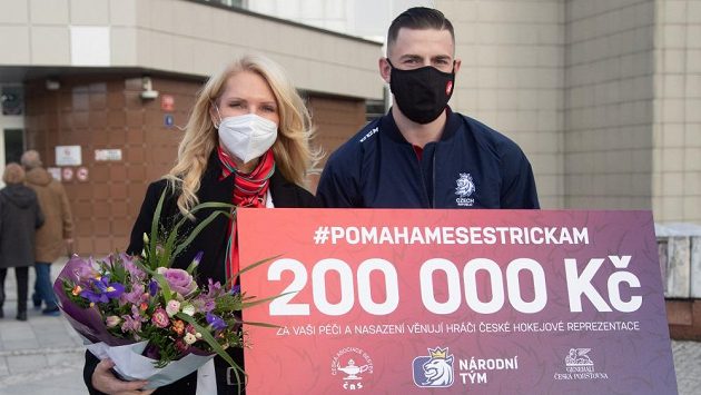 Kapitán hokejové reprezentace Filip Hronek předal prezidentce České asociace sester Martině Šochmannové symbolický šek na 200 tisíc korun. Kapitán hokejové reprezentace Filip Hronek předal prezidentce České asociace sester Martině Šochmannové symbolický šek na 200 tisíc korun.
