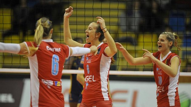Radost hráček Prostějova. (zleva) Katie Carterová, Sonja Borovinšeková a Pavla Vincourová. Radost hráček Prostějova. (zleva) Katie Carterová, Sonja Borovinšeková a Pavla Vincourová.