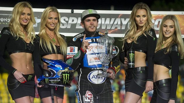 Tai Woffinden z Velké Británie s trofejí po boku krásných hostesek. Tai Woffinden z Velké Británie s trofejí po boku krásných hostesek.