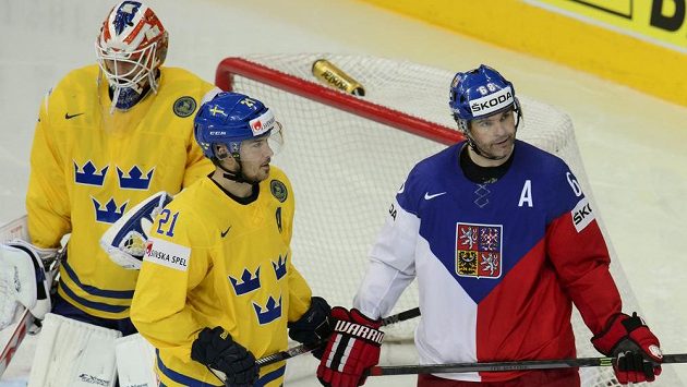 Utkání o bronz na hokejovém MS mezi Českem a Švédskem. Zleva švédský brankář Anders Nilsson, Jimmie Ericsson ze Švédska a český reprezentant Jaromír Jágr. Utkání o bronz na hokejovém MS mezi Českem a Švédskem. Zleva švédský brankář Anders Nilsson, Jimmie Ericsson ze Švédska a český reprezentant Jaromír Jágr.