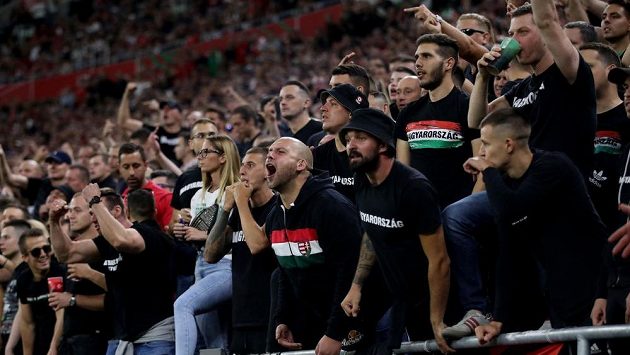 Maďarští fanoušci během kvalifikačního duelu s Anglií. Maďarští fanoušci během kvalifikačního duelu s Anglií.