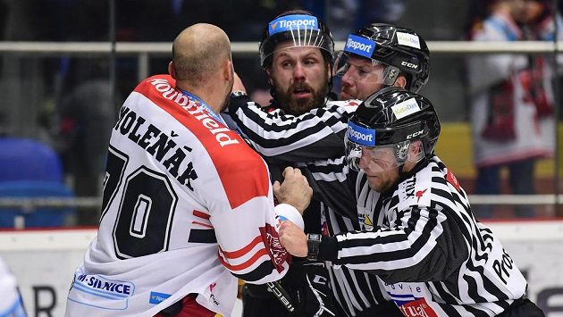 Roztržka mezi Radkem Smoleňákem z Hradce Králové a Michalem Trávníčkem z Litvínova poté, co kapitán Vervy nedovoleně narazil obránce Mountfieldu Pichého na hrazení. Roztržka mezi Radkem Smoleňákem z Hradce Králové a Michalem Trávníčkem z Litvínova poté, co kapitán Vervy nedovoleně narazil obránce Mountfieldu Pichého na hrazení.
