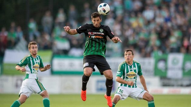 Aidin Mahmutovič z Příbrami (uprostřed) zpracovává míč. Sleduje ho Martin Dostál z Bohemians 1905 (vpravo). Aidin Mahmutovič z Příbrami (uprostřed) zpracovává míč. Sleduje ho Martin Dostál z Bohemians 1905 (vpravo).