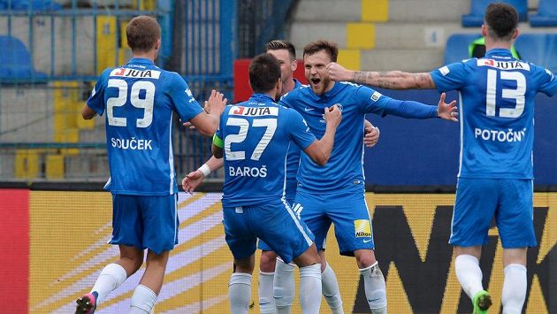 Milan Baroš (uprostřed) se raduje z vedoucího gólu Liberce proti Příbrami. Milan Baroš (uprostřed) se raduje z vedoucího gólu Liberce proti Příbrami.