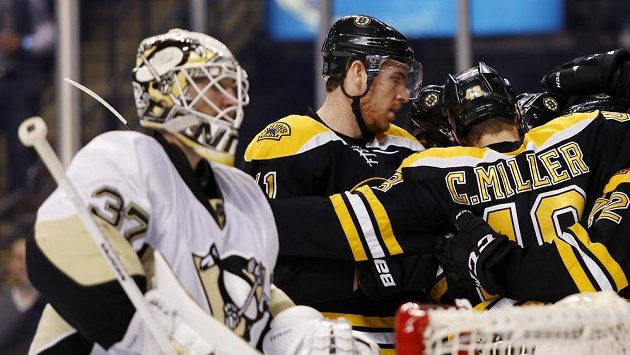 Hokejisté Bostonu se radují po brance, kterou vstřelili brankáři Pittsburghu Jeffovi Zatkoffovi. Hokejisté Bostonu se radují po brance, kterou vstřelili brankáři Pittsburghu Jeffovi Zatkoffovi.