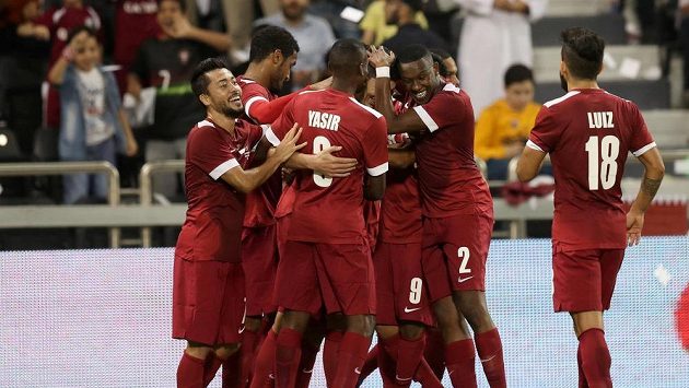 Fotbalisté Kataru se radují z branky v zápase s Ruskem. Fotbalisté Kataru se radují z branky v zápase s Ruskem.