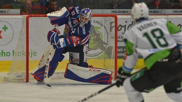 Brankář Vítkovic Patrik Bartošák odpaluje puk před karlovarským obráncem Lukášem Vágnerem. Brankář Vítkovic Patrik Bartošák odpaluje puk před karlovarským obráncem Lukášem Vágnerem.