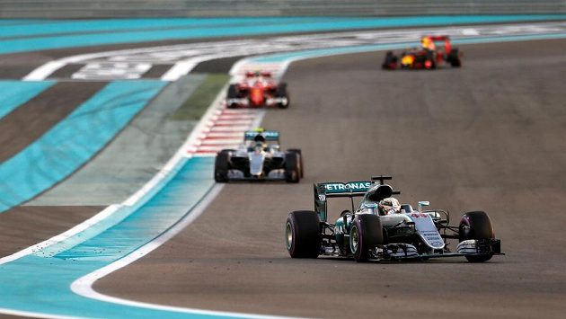 Ve chvíli, kdy na druhého Nika Rosberga dotírali třetí Sebastian Vettel a Max Verstappen, lídr závodu Lewis Hamilton záměrně zpomalil. Ve chvíli, kdy na druhého Nika Rosberga dotírali třetí Sebastian Vettel a Max Verstappen, lídr závodu Lewis Hamilton záměrně zpomalil.