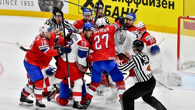 Potyčka před českým brankářem Šimonem Hrubcem. Potyčka před českým brankářem Šimonem Hrubcem.