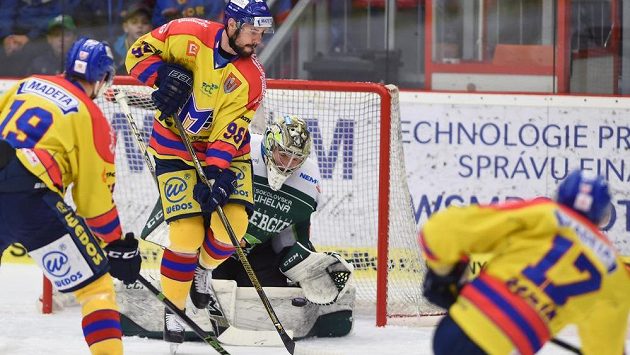 Českobudějovičtí Jiří Fronk (zleva), Martin Heřman a Žiga Pavlin před karlovarským brankářem Davidem Honzíkem. Českobudějovičtí Jiří Fronk (zleva), Martin Heřman a Žiga Pavlin před karlovarským brankářem Davidem Honzíkem.