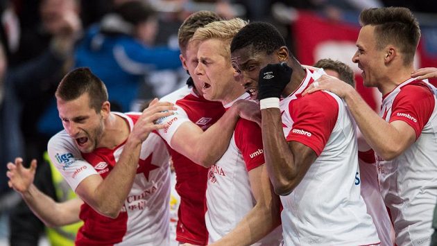 Fotbalisté Slavie Praha (zleva): Michael Lüftner, Milan Škoda, Michal Frydrych, Simon Deli a Stanislav Tecl oslavují jediný gól utkání 19. kola ePojištění.cz ligy proti Plzni. Fotbalisté Slavie Praha (zleva): Michael Lüftner, Milan Škoda, Michal Frydrych, Simon Deli a Stanislav Tecl oslavují jediný gól utkání 19. kola ePojištění.cz ligy proti Plzni.
