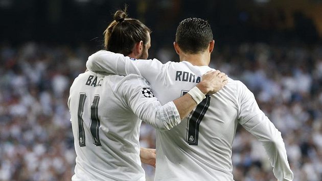 Útočné hvězdy Realu Madrid Gareth Bale (vlevo) a Cristiano Ronaldo se radují z gólu proti Manchesteru City. Útočné hvězdy Realu Madrid Gareth Bale (vlevo) a Cristiano Ronaldo se radují z gólu proti Manchesteru City.