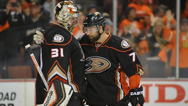 Brankář Anaheimu Frederik Andersen (31) a útočník Andrew Cogliano (7) po výhře 4:1 nad Chicagem v prvním semifinále play off NHL. Brankář Anaheimu Frederik Andersen (31) a útočník Andrew Cogliano (7) po výhře 4:1 nad Chicagem v prvním semifinále play off NHL.