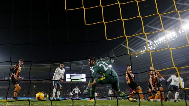 Gól Paula Pogby (úplně vpravo) v odvetě proti Hullu stačil Manchesteru United k postupu do finále anglického poháru. Gól Paula Pogby (úplně vpravo) v odvetě proti Hullu stačil Manchesteru United k postupu do finále anglického poháru.