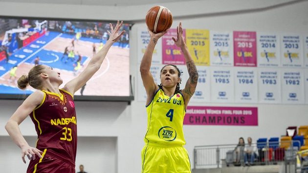 Zleva Žosselina Maigaová z Orenburgu a Candice Dupreeová z USK během druhého duelu. Zleva Žosselina Maigaová z Orenburgu a Candice Dupreeová z USK během druhého duelu.
