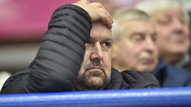 Trenér Pardubic Ladislav Lubina v hledišti poté, co byl za protesty vykázán ze střídačky Trenér Pardubic Ladislav Lubina v hledišti poté, co byl za protesty vykázán ze střídačky