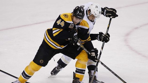 Bostonský obránce Seidenberg v souboji s Brandonem Sutterem z Pittsburghu. Bostonský obránce Seidenberg v souboji s Brandonem Sutterem z Pittsburghu.