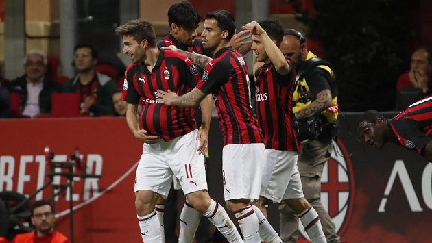 Fotbalista AC Milan Fabio Borini (vlevo) se spoluhráči slaví gól v zápase s Boloňou. Fotbalista AC Milan Fabio Borini (vlevo) se spoluhráči slaví gól v zápase s Boloňou.