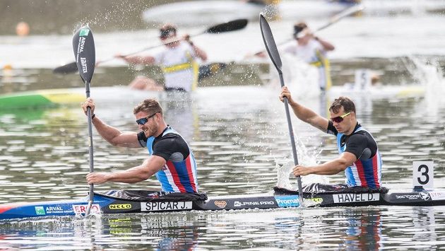 Kajakáři Jakub Špicar (vpředu) a Daniel Havel při rozjížďce na MS v Račicích. Archivní snímek. Kajakáři Jakub Špicar (vpředu) a Daniel Havel při rozjížďce na MS v Račicích. Archivní snímek.