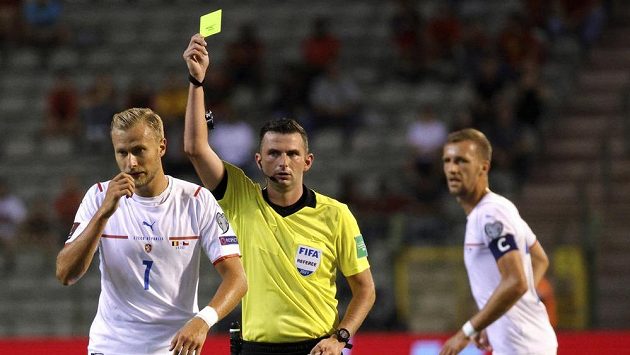 Český reprezentant Antonín Barák dostává žlutou kartu v kvalifikačním duelu s Belgií. Český reprezentant Antonín Barák dostává žlutou kartu v kvalifikačním duelu s Belgií.