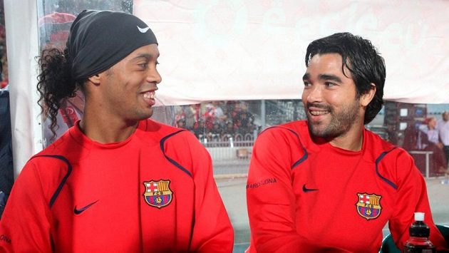 Dvě bývalé hvězdy Barcelony Ronaldinho (vlevo) a Deco. Dvě bývalé hvězdy Barcelony Ronaldinho (vlevo) a Deco.
