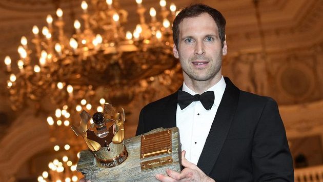 Brankář Petr Čech s trofejí pro vítěze Fotbalisty roku za rok 2016. Brankář Petr Čech s trofejí pro vítěze Fotbalisty roku za rok 2016.
