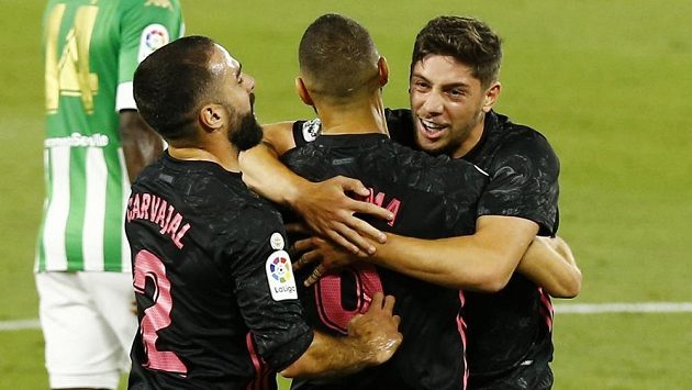 Fotbalisté Realu Madrid se radují z gólu do sítě Realu Betis během 3. kola španělské La Ligy. Fotbalisté Realu Madrid se radují z gólu do sítě Realu Betis během 3. kola španělské La Ligy.