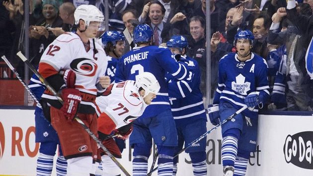 Hokejisté Toronta (vzadu) se radují ze vstřelení gólu do sítě Caroliny. Vpředu zklamaní hráči Hurricanes. Zleva Eric Staal a Joe Corvo. Hokejisté Toronta (vzadu) se radují ze vstřelení gólu do sítě Caroliny. Vpředu zklamaní hráči Hurricanes. Zleva Eric Staal a Joe Corvo.