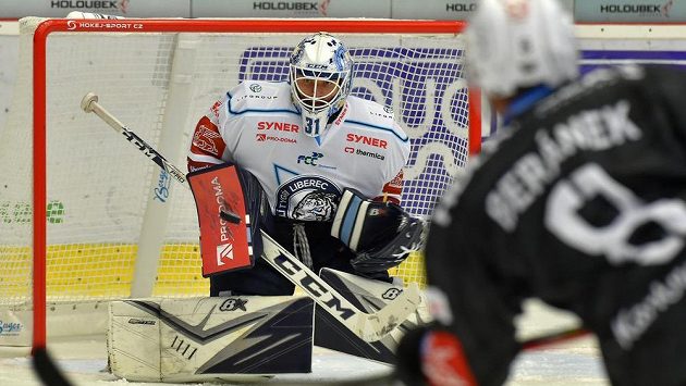 Brankář Jaroslav Pavelka z Liberce a Ondřej Beránek z Karlových Varů. Brankář Jaroslav Pavelka z Liberce a Ondřej Beránek z Karlových Varů.