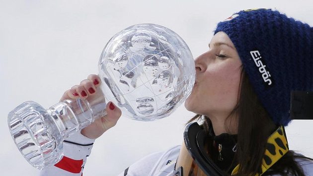 Rakušanka Fenningerová se laská s pohárem pro vítězku hodnocení obřího slalomu Světového poháru. Rakušanka Fenningerová se laská s pohárem pro vítězku hodnocení obřího slalomu Světového poháru.
