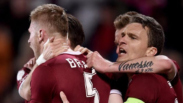 Fotbalisté Sparty Praha Jakub Brabec (vlevo) a David Lafata se radují z gólu proti Slavii. Fotbalisté Sparty Praha Jakub Brabec (vlevo) a David Lafata se radují z gólu proti Slavii.