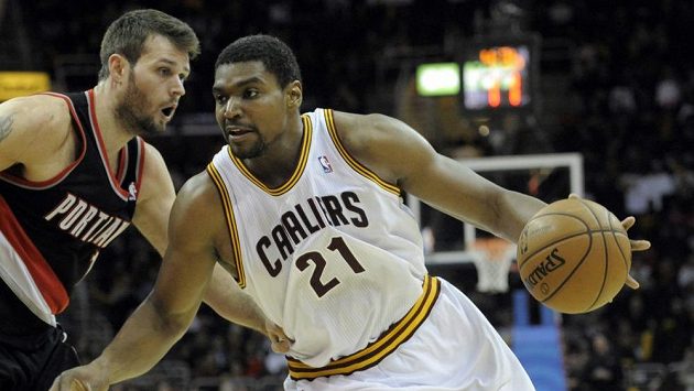 Andrew Bynum v dresu Clevelandu Cavaliers Andrew Bynum v dresu Clevelandu Cavaliers