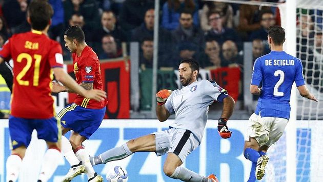 Brankář Itálie Gianluigi Buffon míjí míč a Španělé šli v zápase lehce do vedení. Brankář Itálie Gianluigi Buffon míjí míč a Španělé šli v zápase lehce do vedení.
