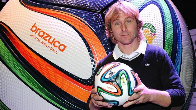 Internacionál Pavel Nedvěd s oficiálním míčem pro MS 2014 ve fotbale Adidas Brazuca. Internacionál Pavel Nedvěd s oficiálním míčem pro MS 2014 ve fotbale Adidas Brazuca.