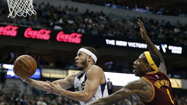 Křídlo Dallasu Seth Curry (30) zakončuje svou individuální akci v zápase proti Clevelandu. Křídlo Dallasu Seth Curry (30) zakončuje svou individuální akci v zápase proti Clevelandu.