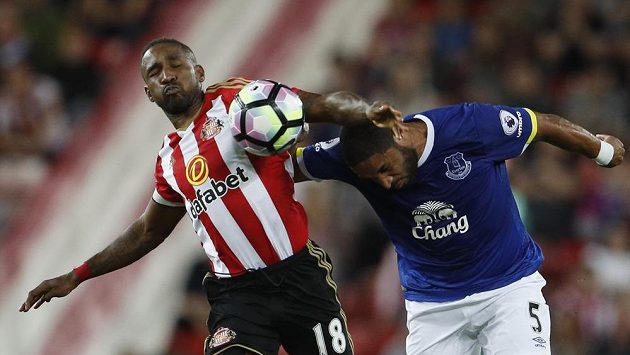 Jermain Defoe ze Sunderlandu (vlevo) bojuje s Ashleym Williamsem z Evertonu o balón. Jermain Defoe ze Sunderlandu (vlevo) bojuje s Ashleym Williamsem z Evertonu o balón.
