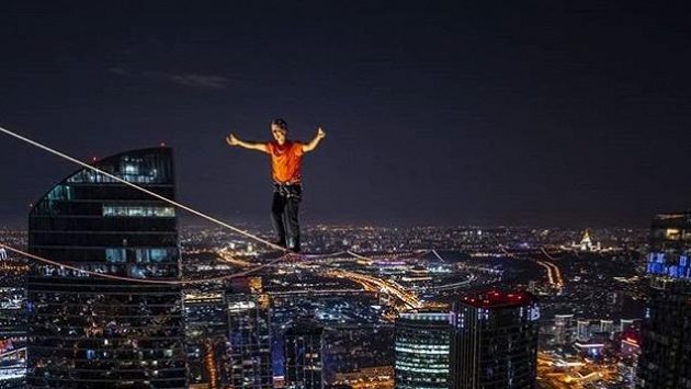 Provazochodec Friedi Kuehne kráčí po provaze u mrakodrapu OKO v Moskvě. Zdroj: Instagram Friedi Kuehne Provazochodec Friedi Kuehne kráčí po provaze u mrakodrapu OKO v Moskvě. Zdroj: Instagram Friedi Kuehne