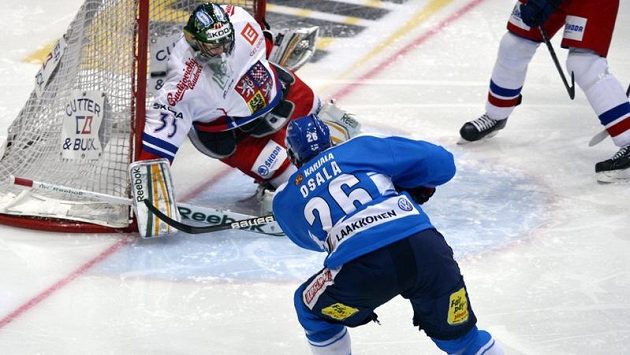 Finský hokejista Oskari Osala překonává českého gólmana Alexandra Saláka. Finský hokejista Oskari Osala překonává českého gólmana Alexandra Saláka.