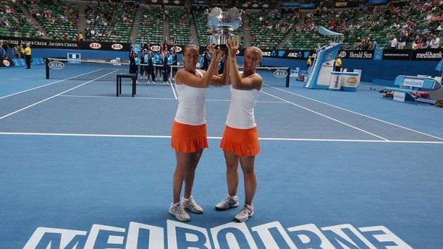 Italské tenistky Sara Erraniová (vpravo) a Roberta Vinciová s trofejí prošampiónky Australian Open ve čtyřhře. Italské tenistky Sara Erraniová (vpravo) a Roberta Vinciová s trofejí prošampiónky Australian Open ve čtyřhře.
