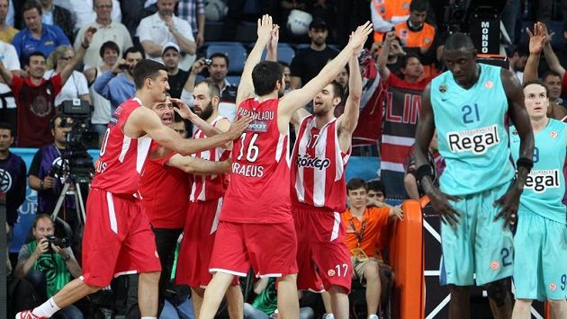Basketbalisté Olympiakosu se radují z výhry nad Barcelonou. Basketbalisté Olympiakosu se radují z výhry nad Barcelonou.