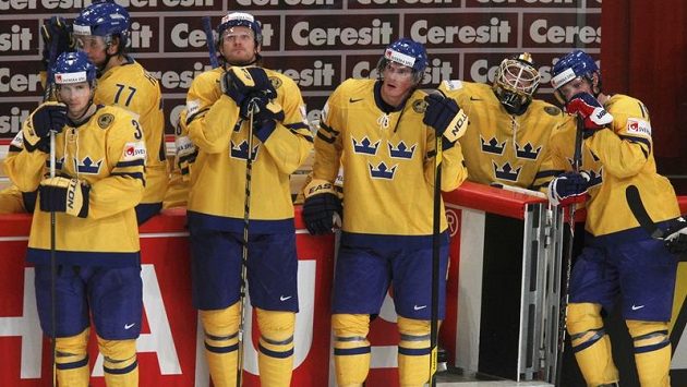 Zdrcení švédští hokejisté po čtvrtfinálové prohře s českým výběrem Zdrcení švédští hokejisté po čtvrtfinálové prohře s českým výběrem